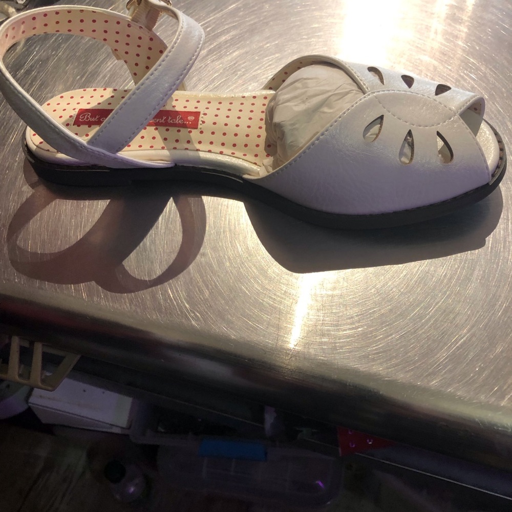 White Women's Sandals
New BAIT saddles
Size 7 
Measures 9 inches long